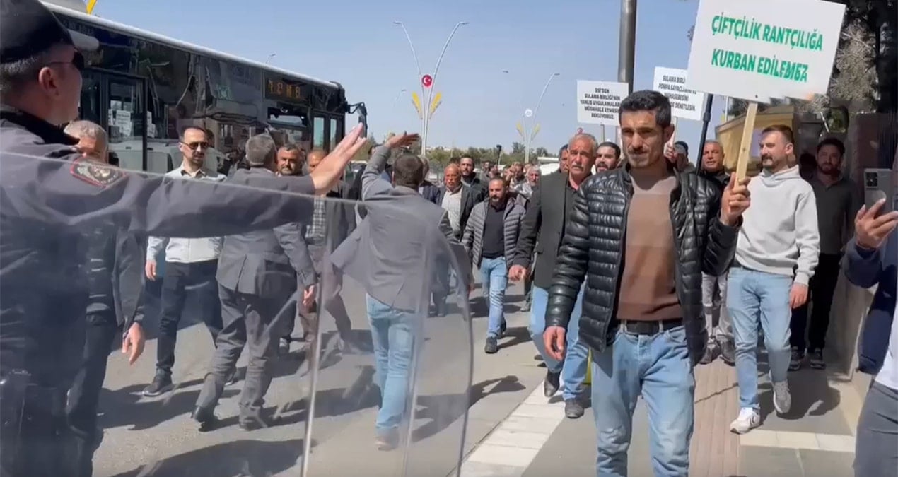 Çiftçilerden tabutlu protesto